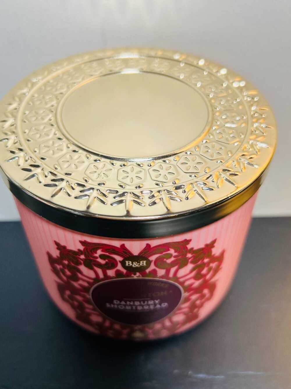 Bath & Body Works Danbury Shortbread 3-Wick Candle NEW - Picture 2 of 4